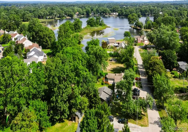 Photo 3 of Sale Pending at 5545 Paradise St, Commerce Twp, MI 48382 2765 | MLS# 61022306 | Listing updated on 2026-09-22