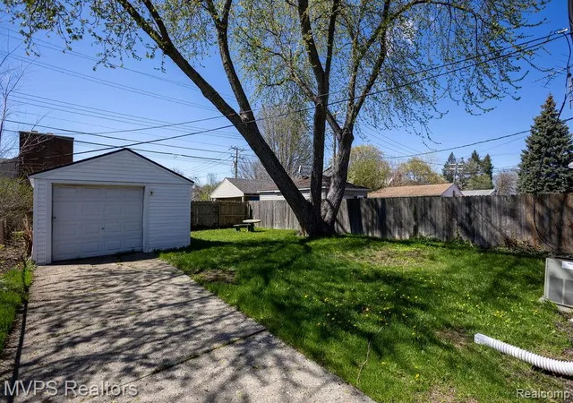 Homes for sale in Eastpointe, MI | 20813 Universal Ave, Eastpointe, MI 48021 | MLS# 60985936