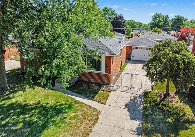Photo 3 of Sale Pending at 33826 Brookshire Dr, Sterling Heights, MI 48312 | MLS# 70553371 | Listing updated on 2026-09-03