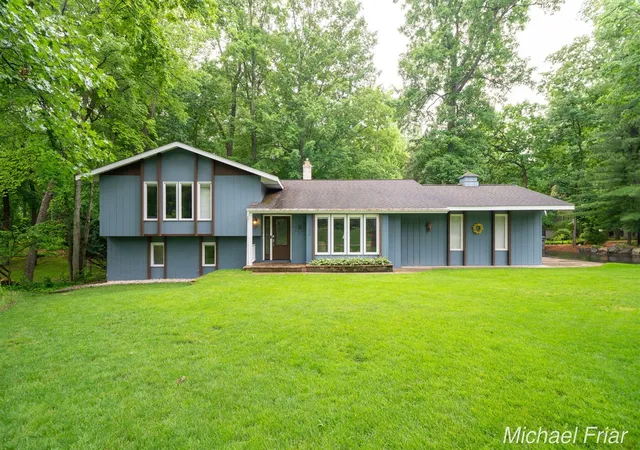Photo 2 of Sale Pending at 2700 Shadowbrook Dr, Grand Rapids, MI 49546 | MLS# 70546820 | Listing updated on 2026-09-03