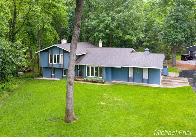 Photo 3 of Sale Pending at 2700 Shadowbrook Dr, Grand Rapids, MI 49546 | MLS# 70546820 | Listing updated on 2026-09-03