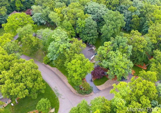 Photo 4 of Sale Pending at 2700 Shadowbrook Dr, Grand Rapids, MI 49546 | MLS# 70546820 | Listing updated on 2026-09-03