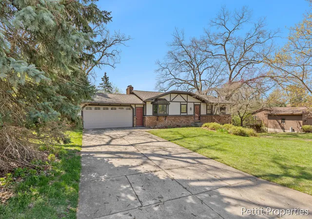 Photo 2 of Sale Pending at 2160 Fox Ridge Dr, Grand Rapids, MI 49505 | MLS# 70529085 | Listing updated on 2026-05-18