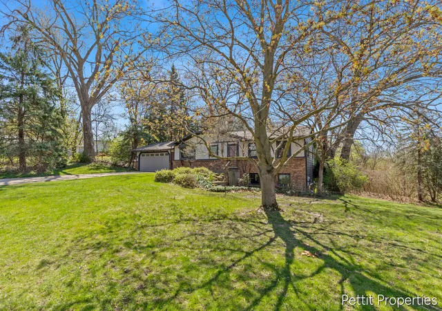 Photo 3 of Sale Pending at 2160 Fox Ridge Dr, Grand Rapids, MI 49505 | MLS# 70529085 | Listing updated on 2026-05-18