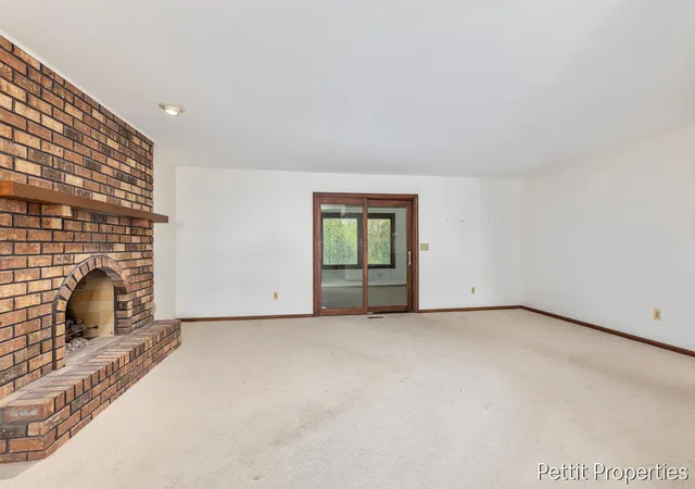 Photo 3 of Sale Pending at 2160 Fox Ridge Dr, Grand Rapids, MI 49505 | MLS# 70529085 | Listing updated on 2026-05-18