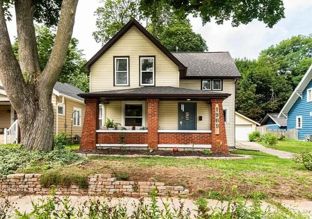 Photo 2 of Sale Pending at 1909 Linden Ave, Grand Rapids, MI 49507 | MLS# 70553693 | Listing updated on 2026-10-05