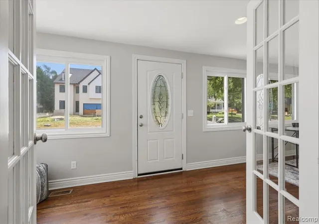 Photo 5 of Single family home for sale at 307 N Washington Ave, Royal Oak, MI 48067 | MLS# 61015070 | Listing updated on 2026-08-29