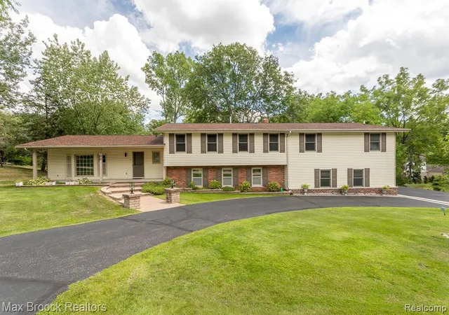 Photo 1 of Sale Pending at 796 Rock Spring Rd, Bloomfield Hills, MI 48304 | MLS# 60127138 | Listing updated on 2026-05-12