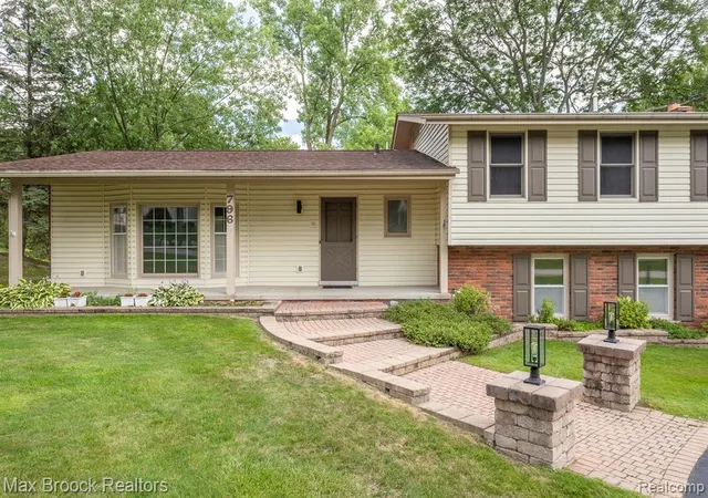 Photo 2 of Sale Pending at 796 Rock Spring Rd, Bloomfield Hills, MI 48304 | MLS# 60127138 | Listing updated on 2026-05-12