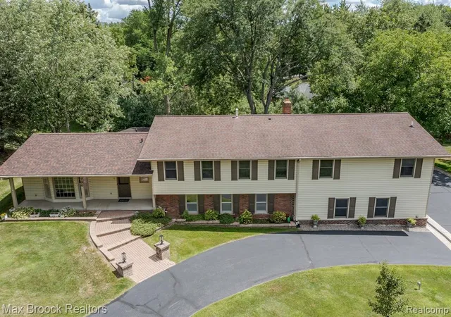 Photo 3 of Sale Pending at 796 Rock Spring Rd, Bloomfield Hills, MI 48304 | MLS# 60127138 | Listing updated on 2026-05-12