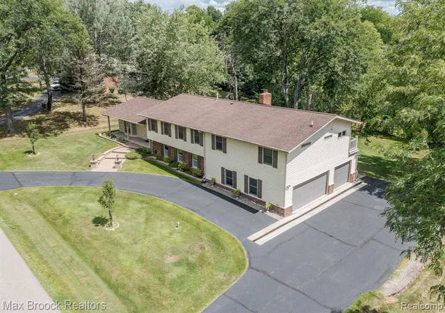 Photo 3 of Sale Pending at 796 Rock Spring Rd, Bloomfield Hills, MI 48304 | MLS# 60127138 | Listing updated on 2026-05-12