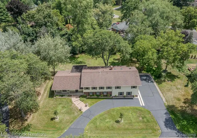Photo 4 of Sale Pending at 796 Rock Spring Rd, Bloomfield Hills, MI 48304 | MLS# 60127138 | Listing updated on 2026-05-12