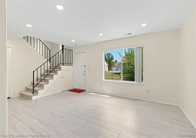 Listing Photo 4 - Condo for sale in building located at 40830 Highpointe Dr, Clinton Township, MI 48038 2556 - Unit #17