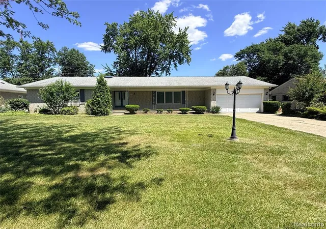 Photo 1 of Sale Pending at 25630 Woodvilla Pl, Southfield, MI 48075 | MLS# 61014283 | Listing updated on 2026-07-27