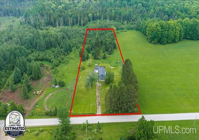 Homes for sale in Gladstone, MI | 6038 29th Ln, Gladstone, MI 49837 | MLS# 50210761