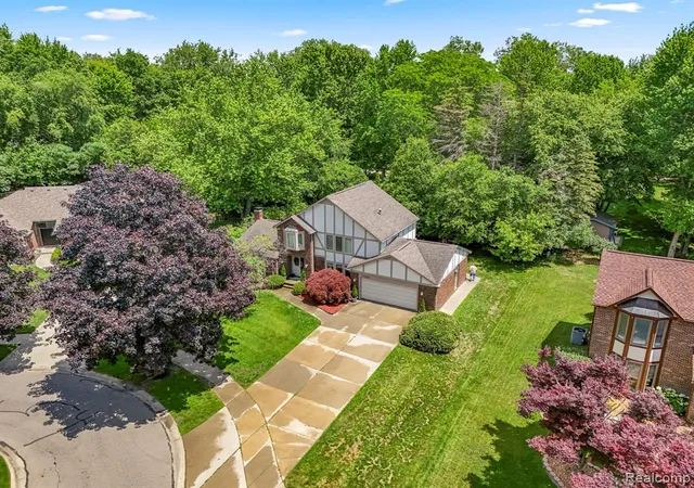 1st image of 17520 Laurel Dr, Livonia, MI 48152 | MLS# 61005348