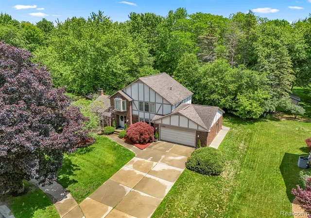 2nd image of 17520 Laurel Dr, Livonia, MI 48152 | MLS# 61005348