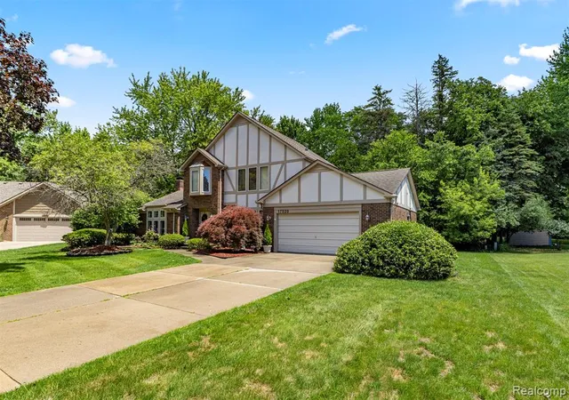 3rd image of 17520 Laurel Dr, Livonia, MI 48152 | MLS# 61005348