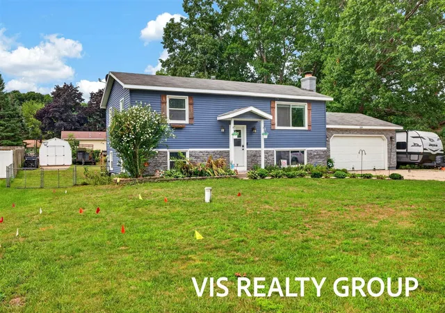 Photo 3 of Sale Pending at 531 E Chadwick Dr, Muskegon, MI 49445 | MLS# 70552131 | Listing updated on 2026-08-27