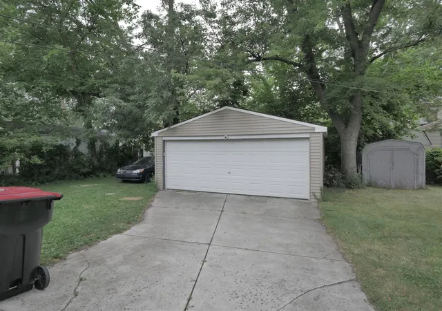 Photo 3 of Sale Pending at 28444 Everett St, Southfield, MI 48076 | MLS# 70554493 | Listing updated on 2026-09-15