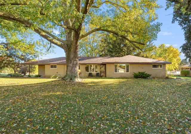 Photo 1 of Sale Pending at 318 Lakeshore Dr, Battle Creek, MI 49015 | MLS# 70501025 | Listing updated on 2025-12-23