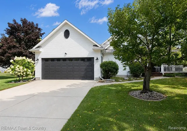 2nd image of 2315 Pebble Creek Dr, Flushing, MI 48433 3504 | MLS# 61024019