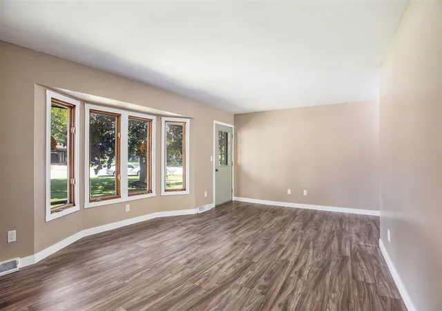Photo 3 of Sale Pending at 888 S Kingwood Ct, Holland, MI 49424 | MLS# 70496796 | Listing updated on 2025-10-07