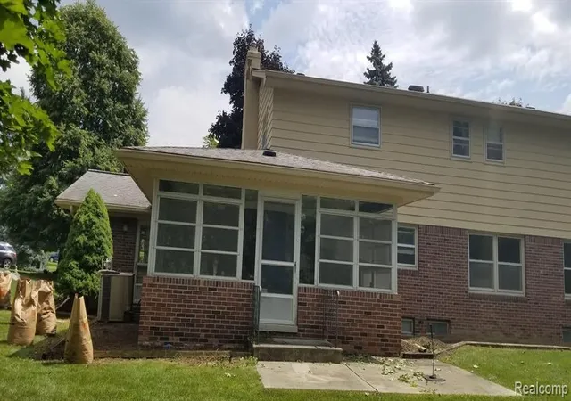 Photo 4 of Sale Pending at 6186 Kings Crown Rd, Grand Blanc, MI 48439 | MLS# 60096209 | Listing updated on 2025-06-20