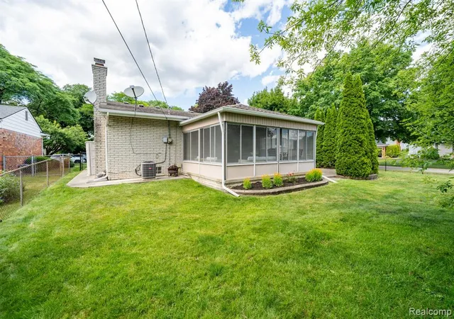 32nd image of 36343 Dardanella St, Livonia, MI 48152 | MLS# 61003954