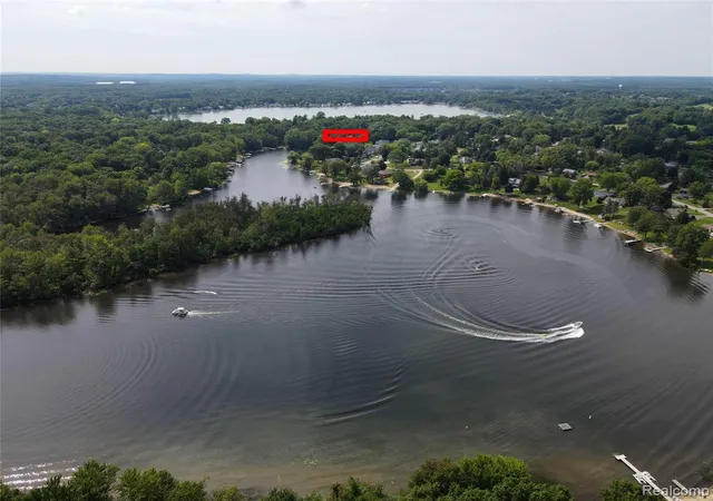 5th image of 11590 Sumpter Dr, South Lyon, MI 48178 | MLS# 61008159
