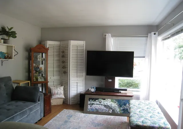 Photo 2 of Sale Pending at 1049 W Summit Ave, Muskegon, MI 49441 | MLS# 70552438 | Listing updated on 2026-09-15