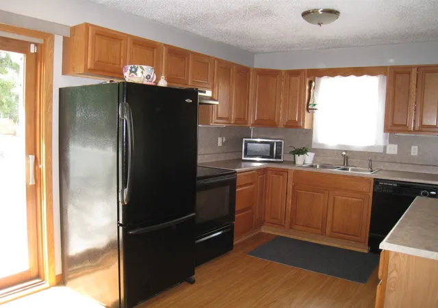 Photo 4 of Sale Pending at 1049 W Summit Ave, Muskegon, MI 49441 | MLS# 70552438 | Listing updated on 2026-09-15
