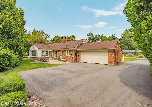 Photo 3 of Sale Pending at 4195 Orchard Wy, Bloomfield Hills, MI 48301 1634 | MLS# 61024353 | Listing updated on 2026-09-17