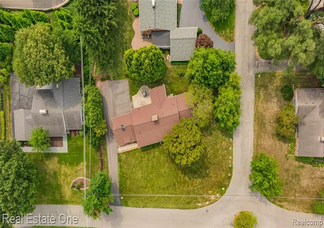 Photo 3 of Sale Pending at 4195 Orchard Wy, Bloomfield Hills, MI 48301 1634 | MLS# 61024353 | Listing updated on 2026-09-17