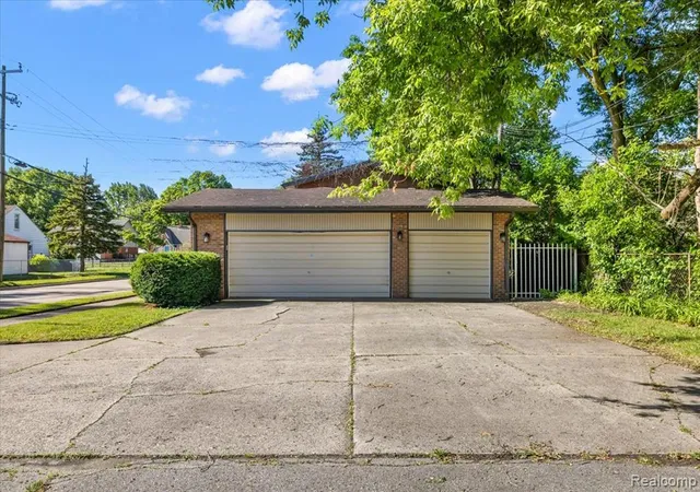Photo 3 of Sale Pending at 1631 E Elza Ave, Hazel Park, MI 48030 2397 | MLS# 61009903 | Listing updated on 2026-08-31