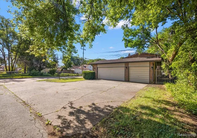 Photo 4 of Sale Pending at 1631 E Elza Ave, Hazel Park, MI 48030 2397 | MLS# 61009903 | Listing updated on 2026-08-31