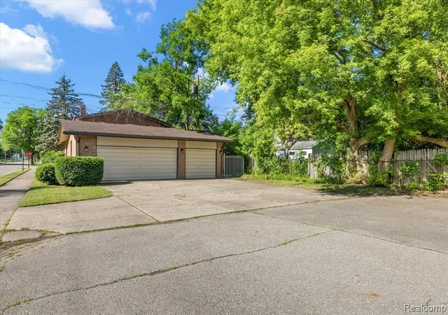 Photo 5 of Sale Pending at 1631 E Elza Ave, Hazel Park, MI 48030 2397 | MLS# 61009903 | Listing updated on 2026-08-31