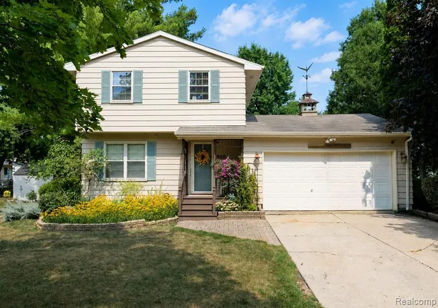 1st image of 605 Autumn Dr, Flushing, MI 48433 1933 | MLS# 61022904
