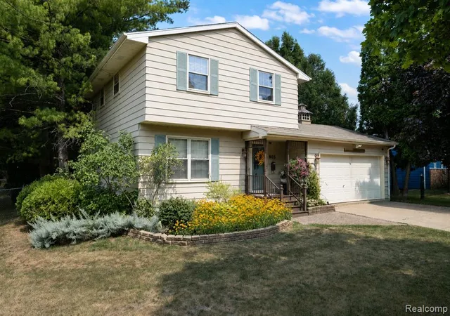 2nd image of 605 Autumn Dr, Flushing, MI 48433 1933 | MLS# 61022904