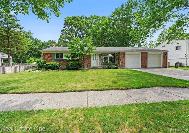 Homes for sale in Commerce Township, MI | 2711 Red Arrow Dr, Commerce Township, MI 48382 | MLS# 61009099
