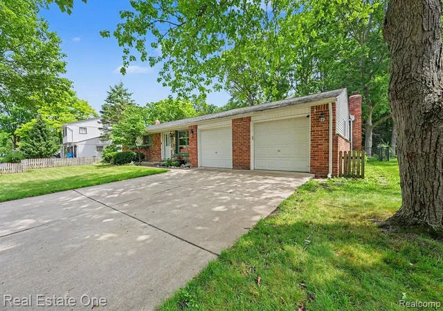 Homes for sale in Commerce Township, MI | 2711 Red Arrow Dr, Commerce Township, MI 48382 | MLS# 61009099