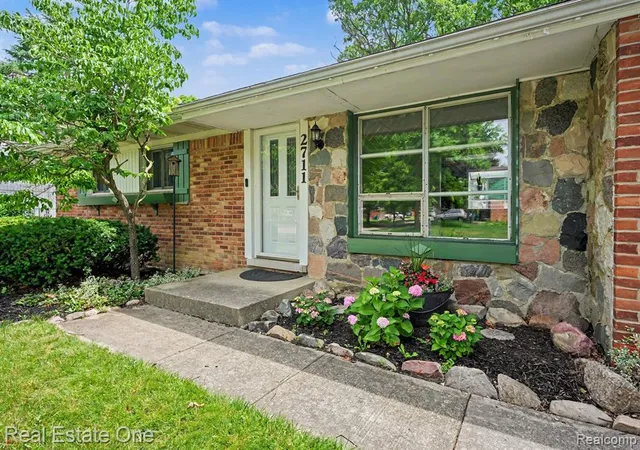 Homes for sale in Commerce Township, MI | 2711 Red Arrow Dr, Commerce Township, MI 48382 | MLS# 61009099