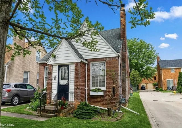 Homes for sale in Grosse Pointe Woods, MI | 1120 Vernier Rd, Grosse Pointe Woods, MI 48236 | MLS# 50213754