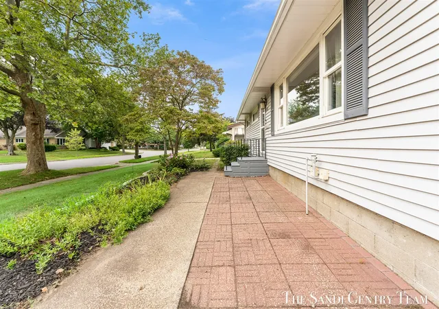 Photo 3 of Sale Pending at 1015 Taylor Ave, Grand Haven, MI 49417 | MLS# 70552069 | Listing updated on 2026-08-27