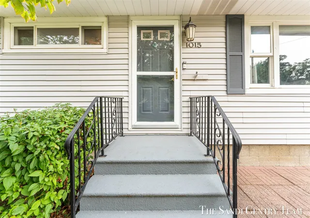 Photo 4 of Sale Pending at 1015 Taylor Ave, Grand Haven, MI 49417 | MLS# 70552069 | Listing updated on 2026-08-27