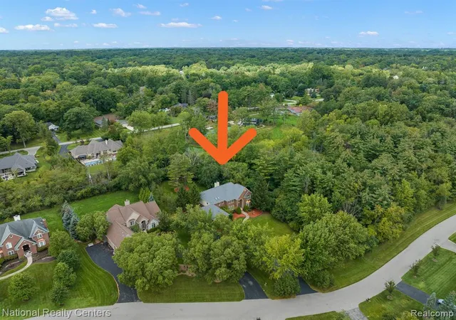 Photo 2 of Sale Pending at 30055 Forest Dr, Franklin, MI 48025 1580 | MLS# 61006635 | Listing updated on 2026-08-28
