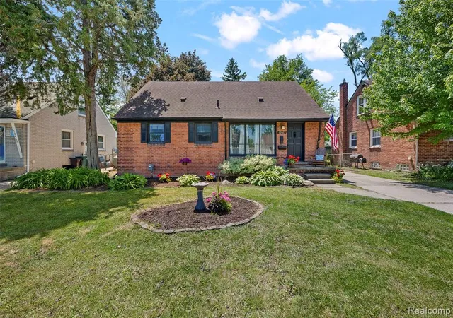 Homes for sale in Huntington Woods, MI | 10467 W 11 Mile Rd, Huntington Woods, MI 48070 | MLS# 61000287