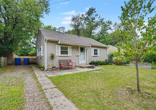 Photo 3 of Sale Pending at 1423 W North St, Kalamazoo, MI 49006 | MLS# 70555079 | Listing updated on 2026-08-28