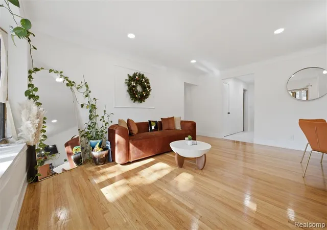 Photo 4 of Single family home for sale at 21840 Kenosha St, Oak Park, MI 48237 | MLS# 61018589 | Listing updated on 2026-08-08