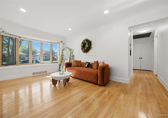 Photo 5 of Single family home for sale at 21840 Kenosha St, Oak Park, MI 48237 | MLS# 61018589 | Listing updated on 2026-08-08